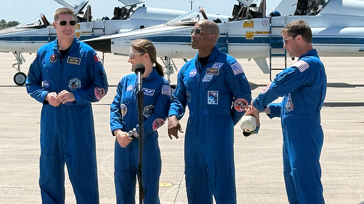 Astronautas já estão no local de lançamento da missão lunar da NASA