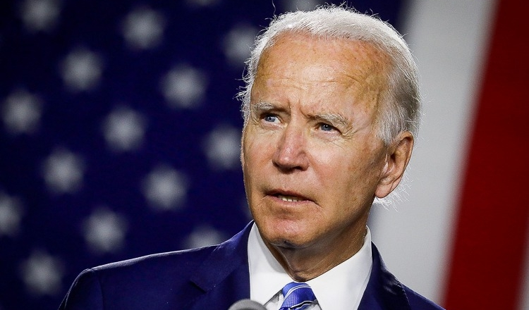 Joe Biden incentiva estados a pagar cem dólares a quem for vacinado