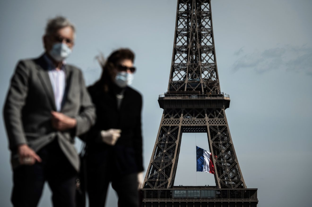 França acaba com máscara no exterior e com recolher obrigatório