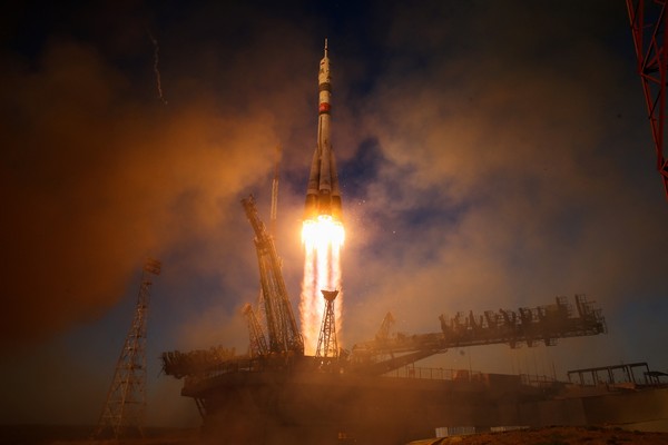 Rússia lança astronauta dos EUA e dois cosmonautas rumo à Estação Espacial Internacional