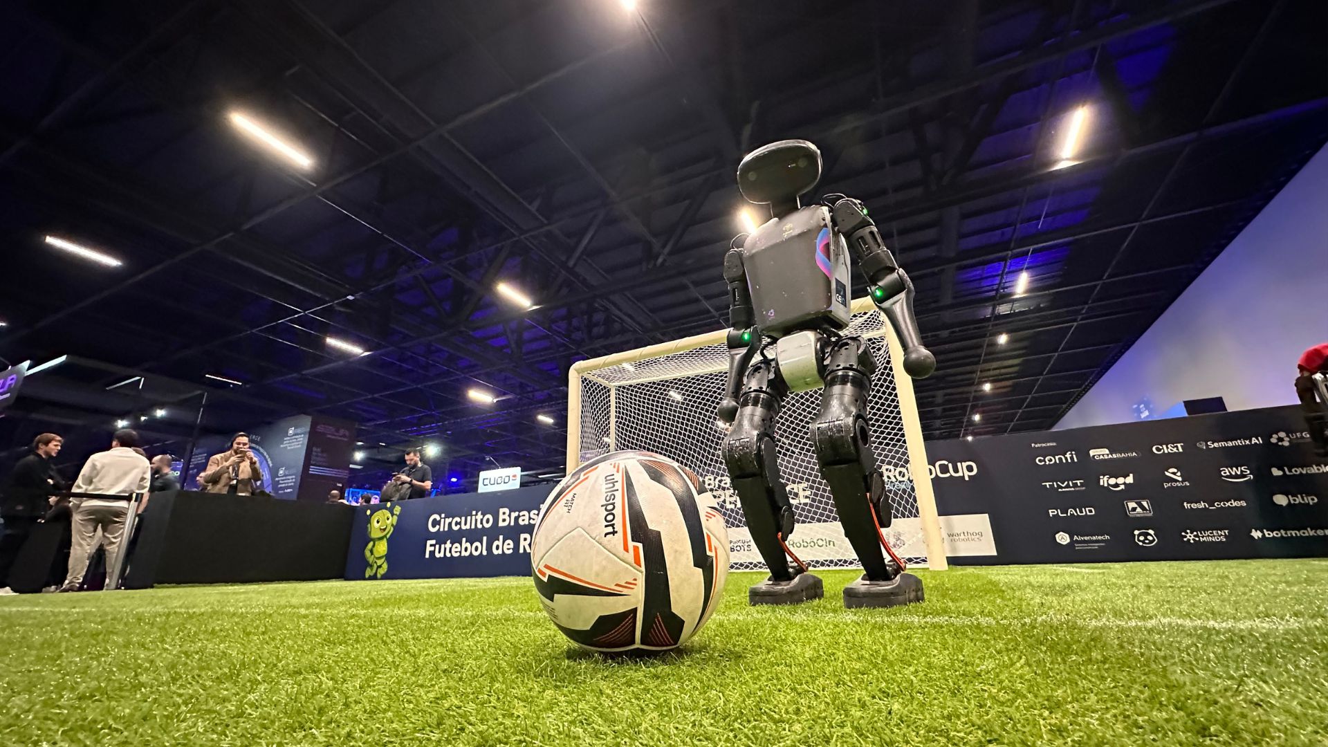 Brasil cria primeira seleção nacional de futebol com robôs humanoides para competir nos Jogos Mundiais de Pequim