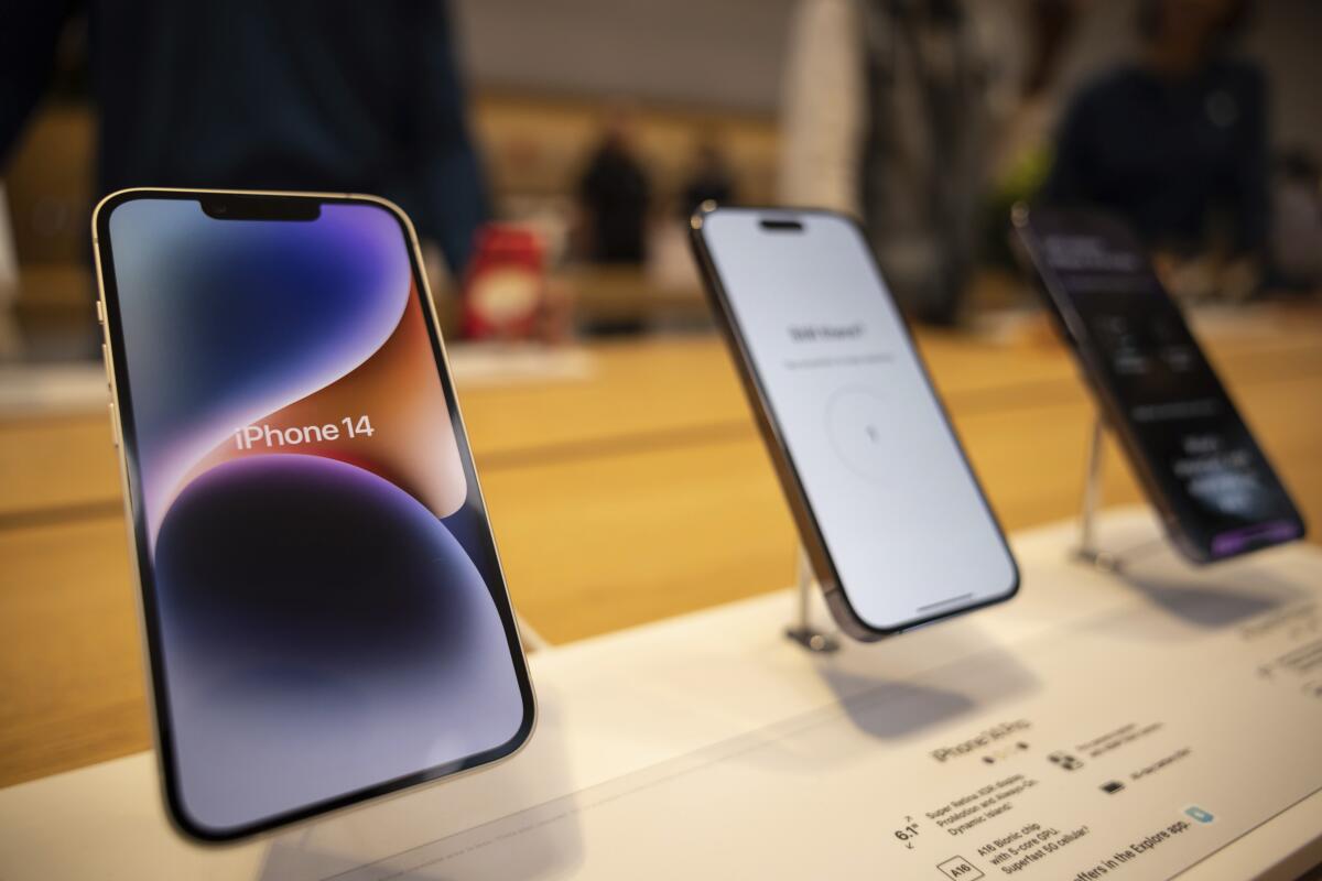Apple domina vendas globais com cinco iPhones no top 10 no final de 2025