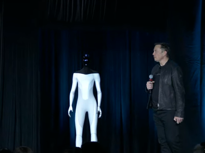 Elon Musk anuncia robô humanóide para substituir humanos em 