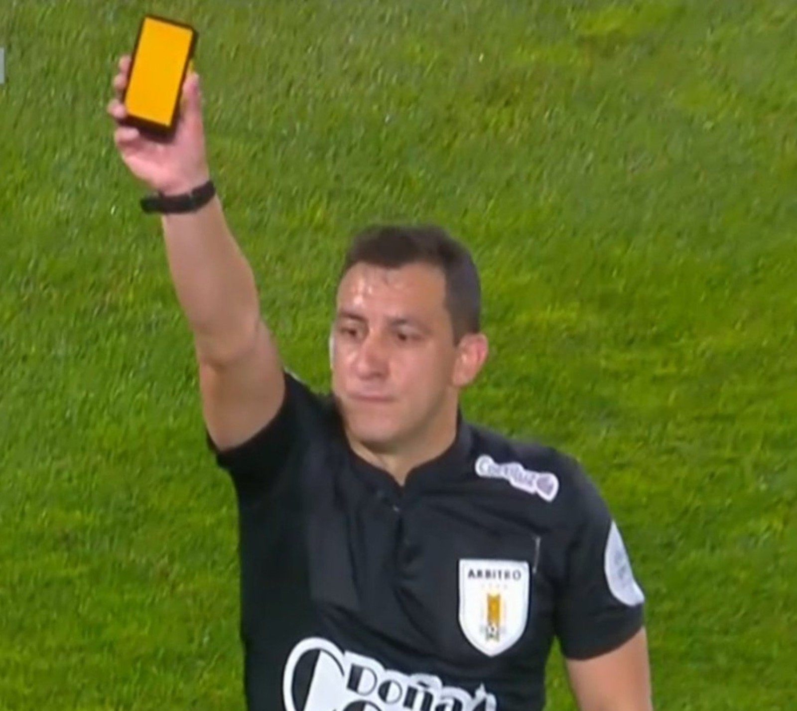 Árbitro testa cartões amarelos digitais em jogo da Taça do Uruguai