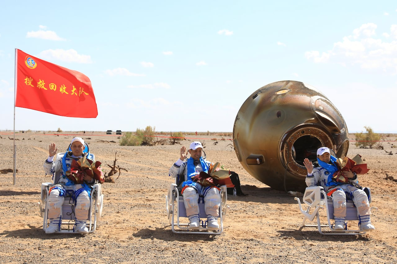 Astronautas chineses regressam a Terra após três meses no espaço