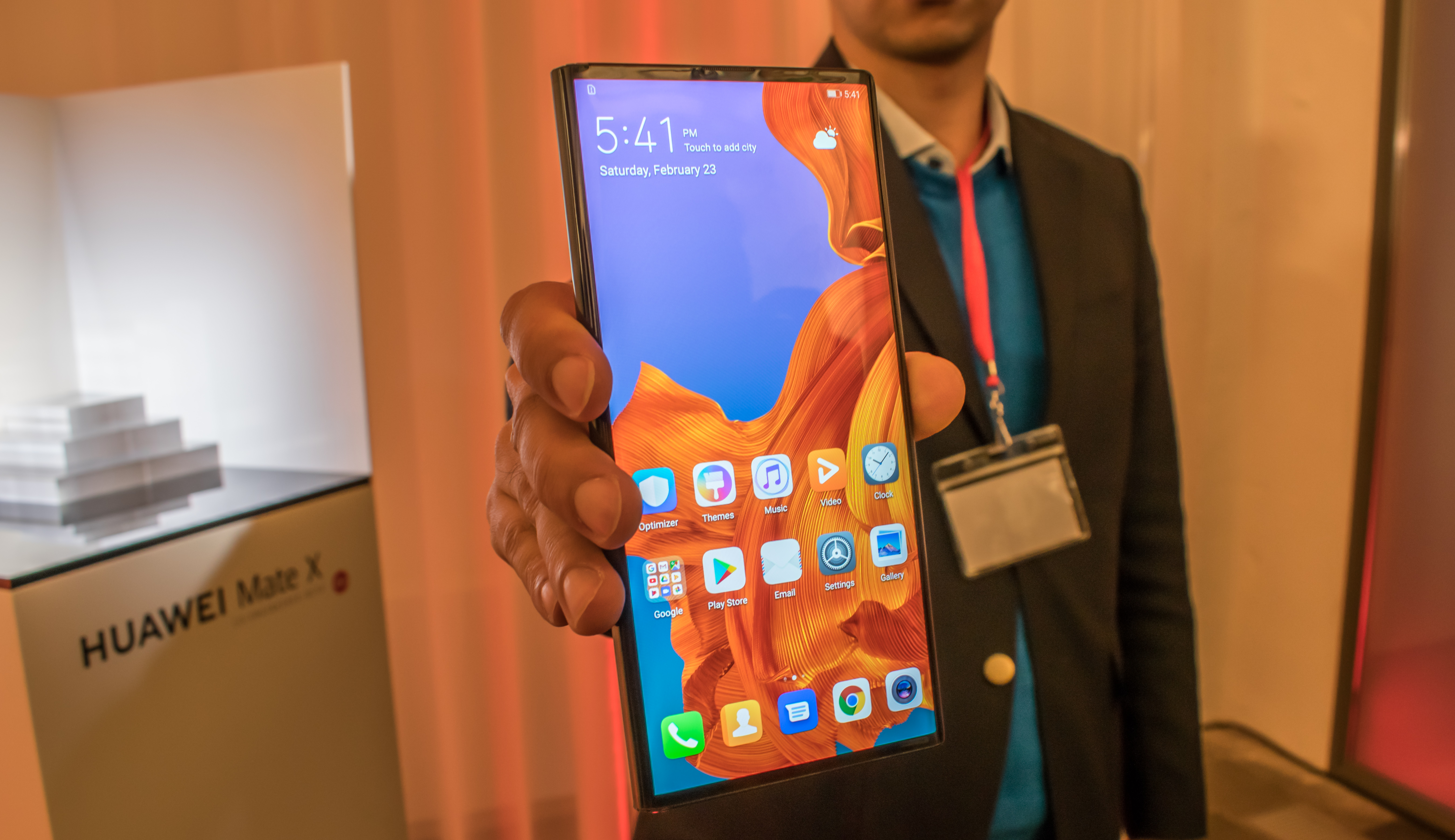 Huawei supera Samsung e lidera venda de smartphones dobráveis