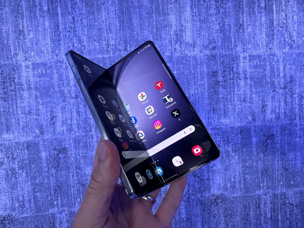 Samsung Galaxy Z Fold 6 pode ser lançado com moldura de titânio