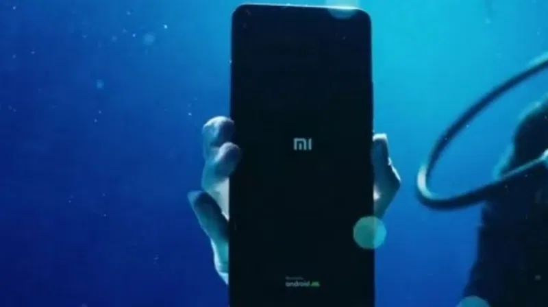 Xiaomi testa a resistência do Mi 11 Ultra debaixo de água