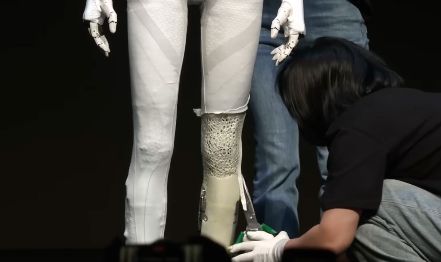 Primeiro robô humanoide ‘preso’ depois de assustar uma mulher de 70 anos na China