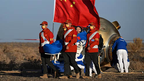 Astronautas chineses regressam à Terra após 5 meses no espaço