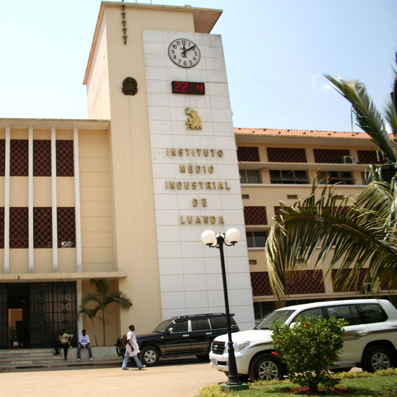 Instituto Médio Industrial de Luanda produz Álcool Gel para consumo interno