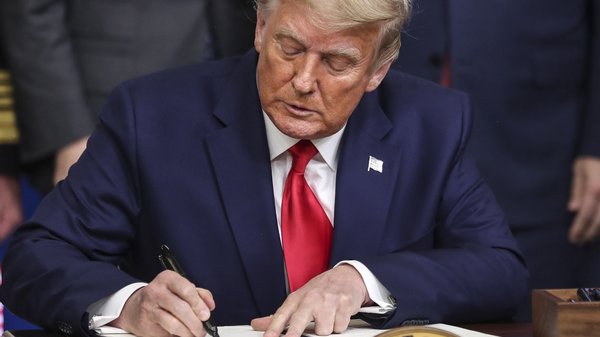 Donald Trump assina decreto que dá prioridade às vacinas para os EUA antes de serem exportadas