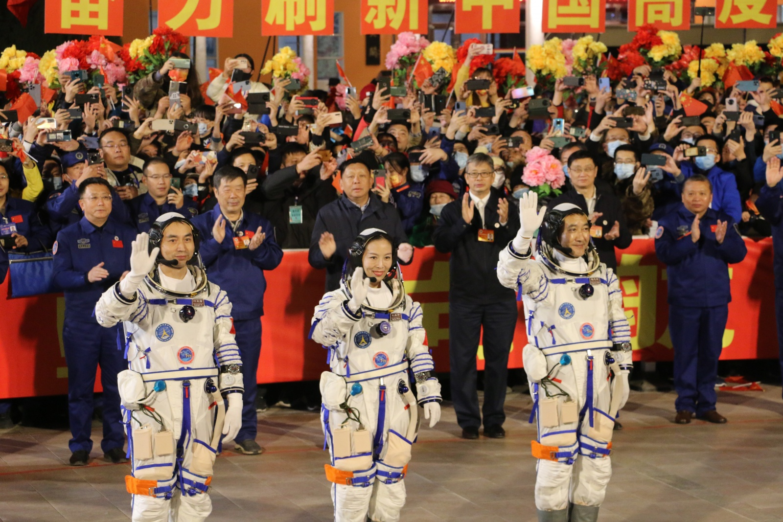 Astronautas chineses regressam à Terra depois de 183 dias no espaço