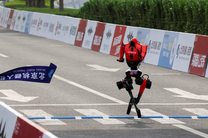 Robô humanoide estabelece novo marco em meia-maratona de Pequim e supera recordes humanos